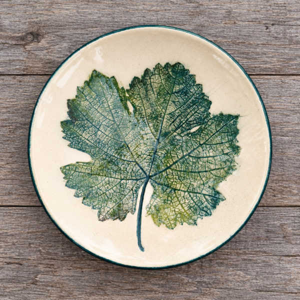 2026/09/1000246291.png Keramikschale „Weinblatt“ – handgefertigtes Unikat 🌿