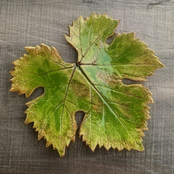 2026/09/1000246310.jpg Flache Keramikschale „Weinblatt“ – handgefertigtes Unikat