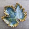 2026/09/1000246334.jpg Keramikschale „Weinblatt – Blauschimmer“